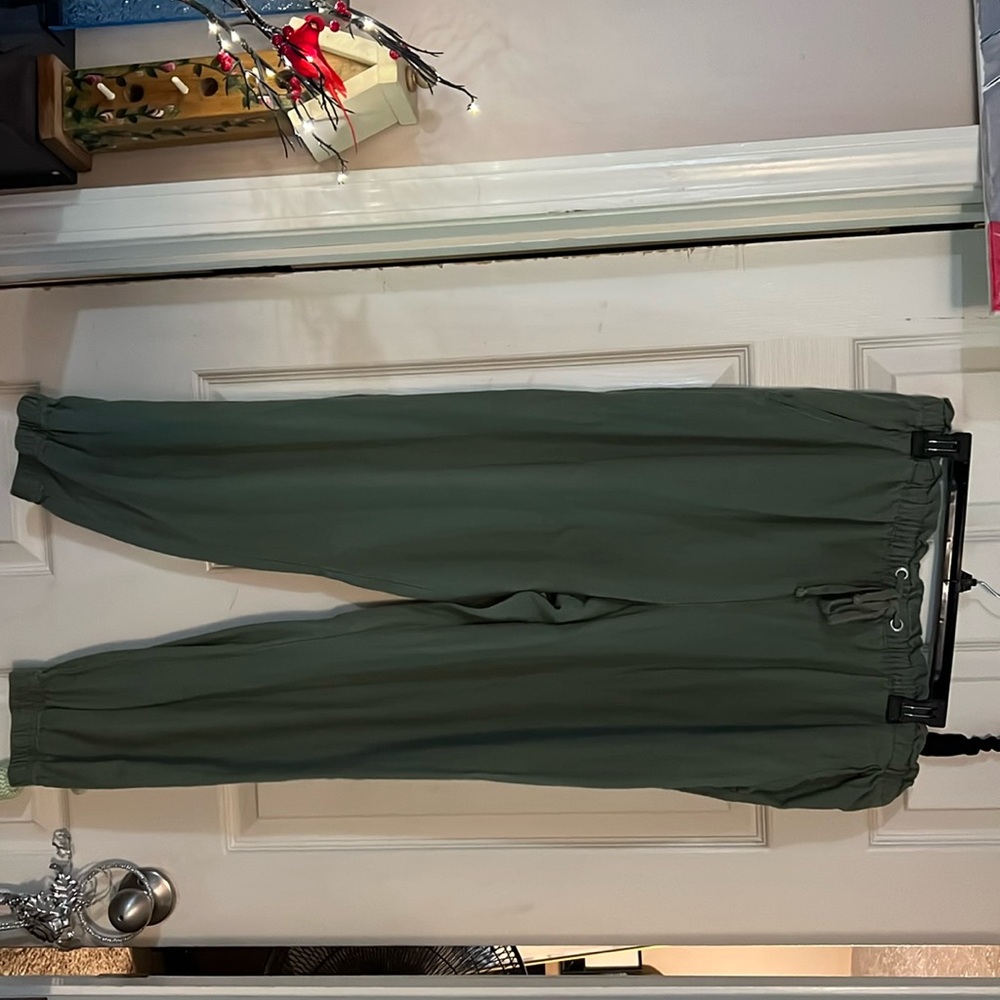 Army green loose casual fit pants.You can wear this casual or dress it up